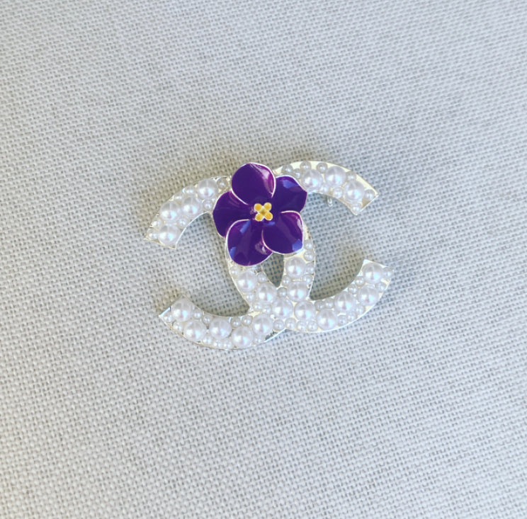 Crimson & Creme African Violet Lapel Pin