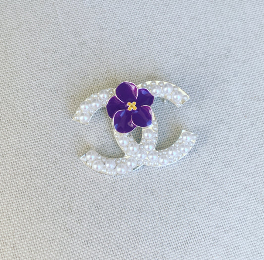 Crimson & Creme African Violet Lapel Pin