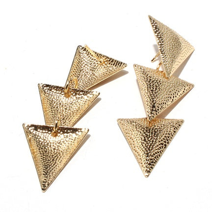 Triple pyramid stud