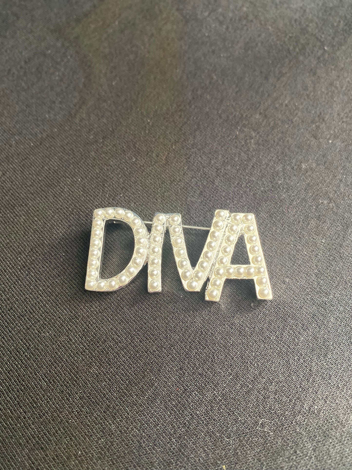 Diva Pearl Lapel Pin