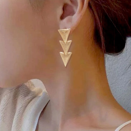 Triple pyramid stud